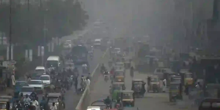 Karachi air pollution worsens, PM2.5 levels reach unhealthy level